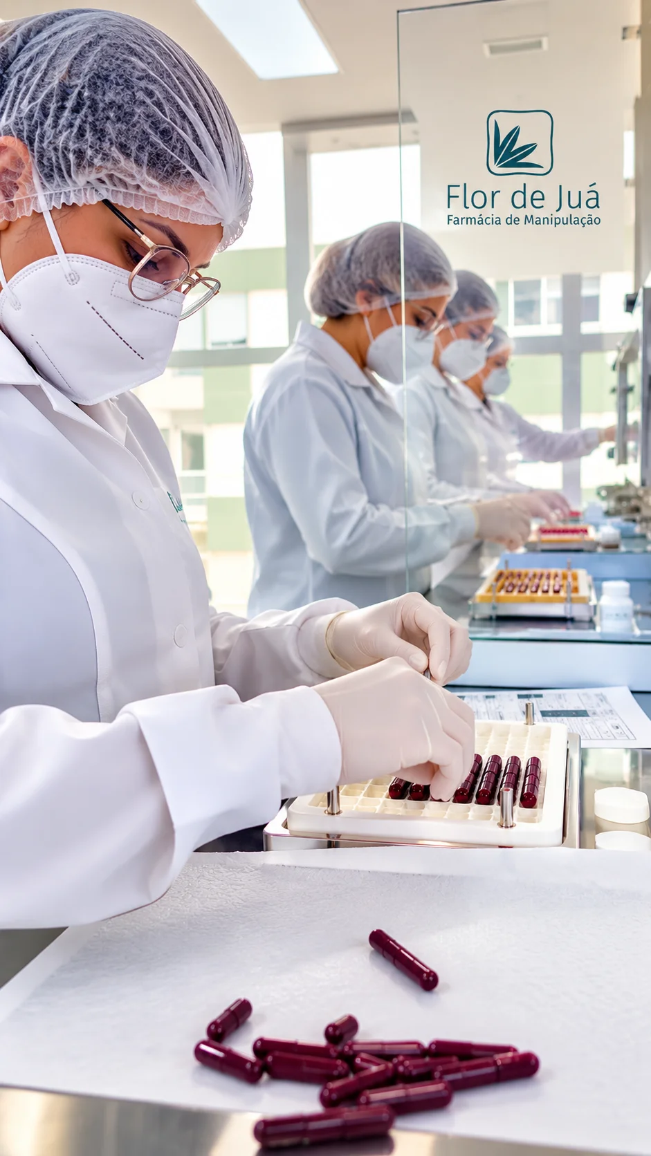 Farmacêuticas manipulando cápsulas no laboratório da Flor de Juá