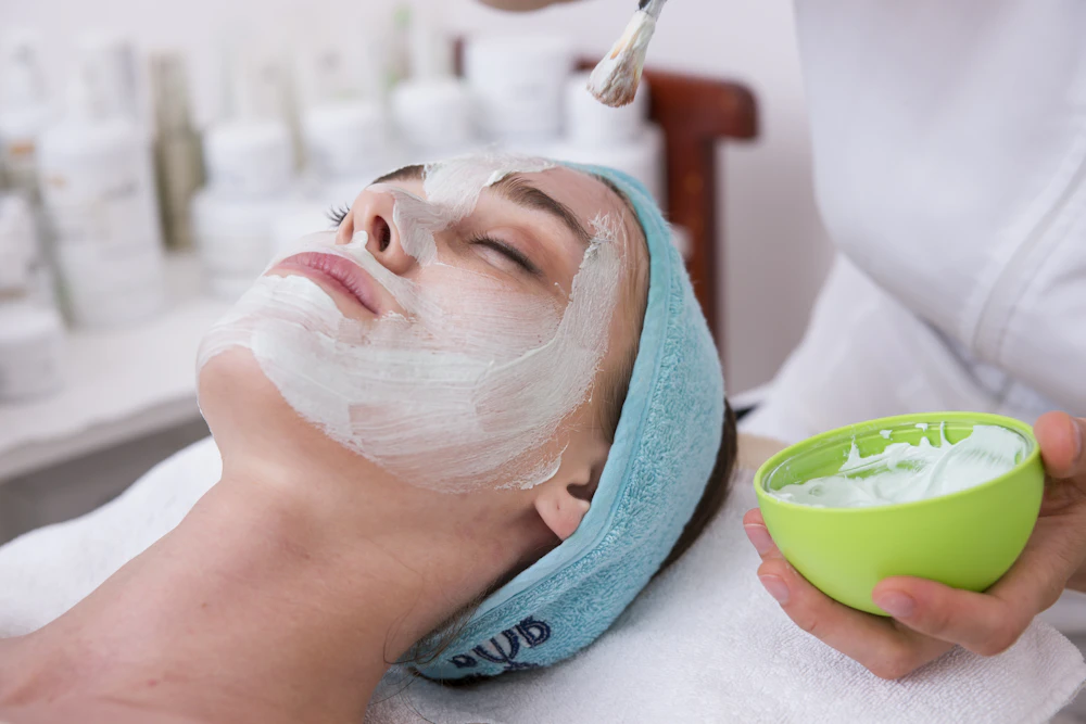 Tratamento facial com máscara em cabine de estética